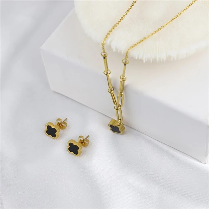 Gold Elongated Link Necklace With Black Clover Pendant high quality